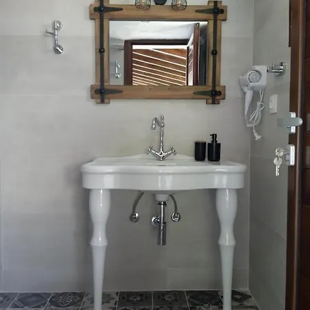 Irene Traditional Apart Otel 4*