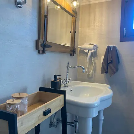 アパートホテル Irene Traditional アムリアニ